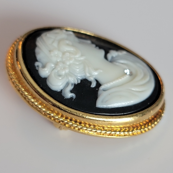 AVON cameo pendant / brooch - Picture 3 of 6